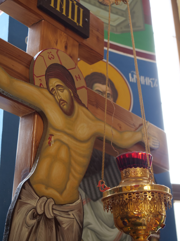 Kríž s lampádou v pravoslávnom chráme v Ľubici.
