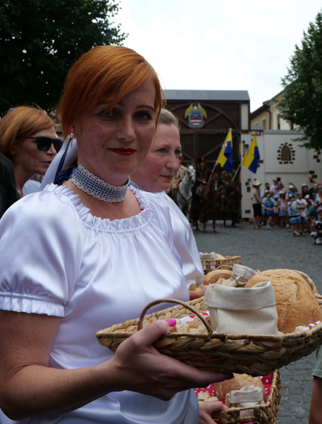 Dobíjanie hradieb pri Hoteli Club začalo vystúpením šermiarov a Zvonárky.