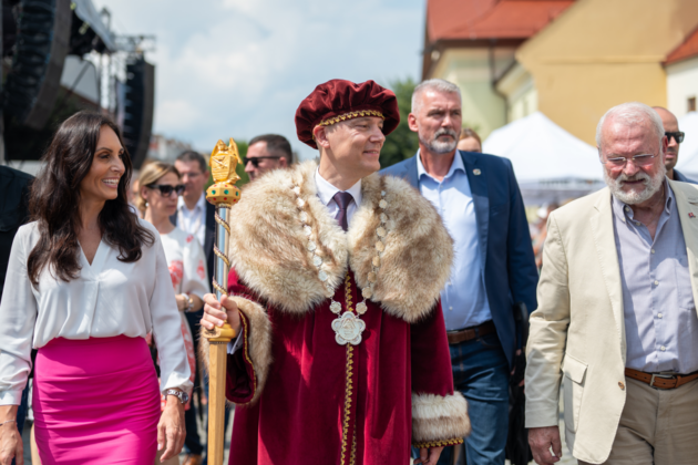 Sprievod vzácnych hostí od radnice ku hradu na festivale EĽRO. 